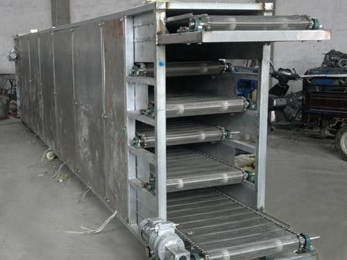 Wielowarstwowy system ciągłego suszenia warzyw z przenośnikiem taśmowym
